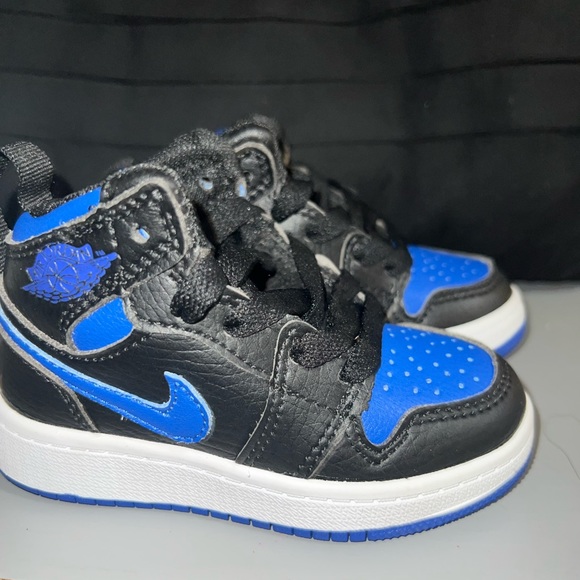 AIR JORDAN 1 MID 'HYPER ROYAL' - Picture 1 of 3
